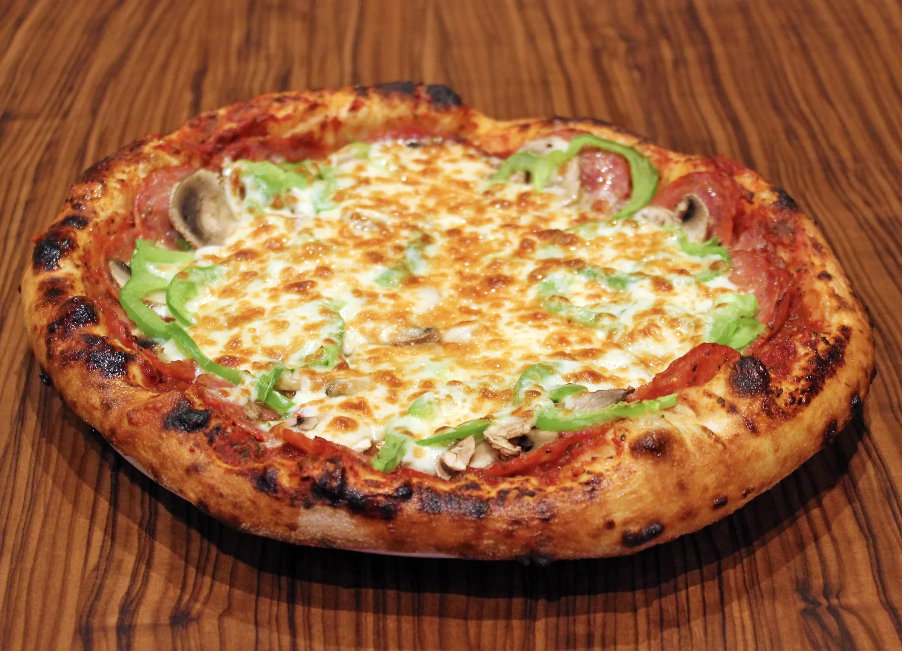Pizza garnie cuite au four à bois, Pizza Richelieu Saint-Jean-sur-Richelieu